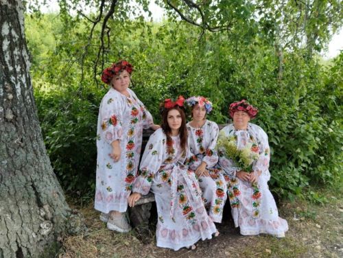 Плетут красавицы зеленые венки