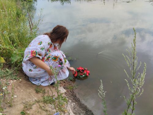 Плетут красавицы зеленые венки
