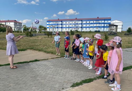 Дошколята поздравили сотрудников ГИБДД с профессиональным праздником