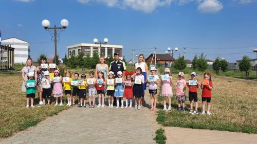 Дошколята поздравили сотрудников ГИБДД с профессиональным праздником