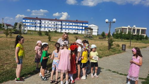 Дошколята поздравили сотрудников ГИБДД с профессиональным праздником