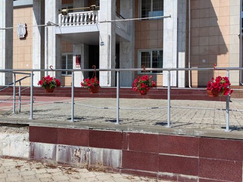 Самые ухоженные цветники в Камском Устье около РДК