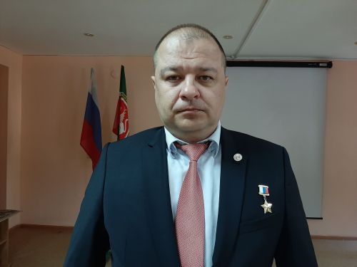 Герой России принял участие в торжественной линейке в Затонской школе