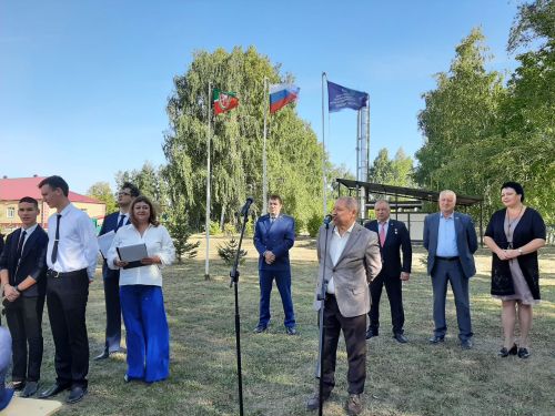 Герой России принял участие в торжественной линейке в Затонской школе