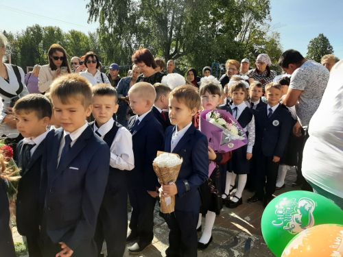 Герой России принял участие в торжественной линейке в Затонской школе