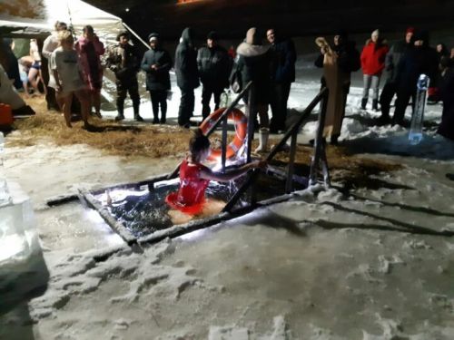 Готовимся к празднику: правила купания в проруби в крещение