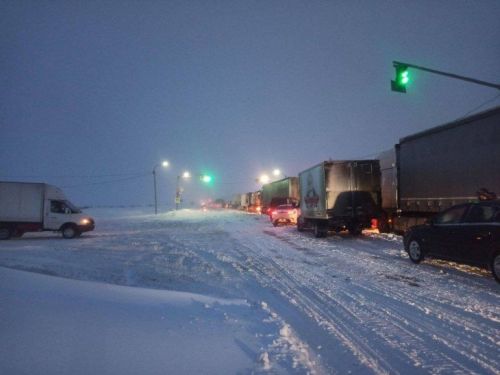 Десятки машин застряли на дороге из-за непогоды