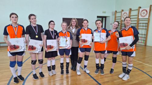 Камскоустьинские спортсменки встретились на волейбольной площадке