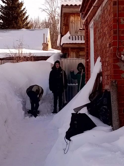 Трудовой десант вышел на помощь по расчистке снега