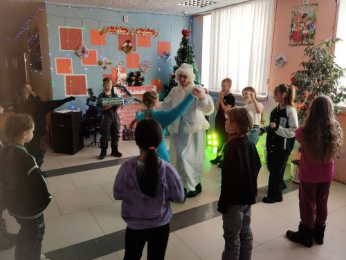 Праздник в домах и клубах продолжается