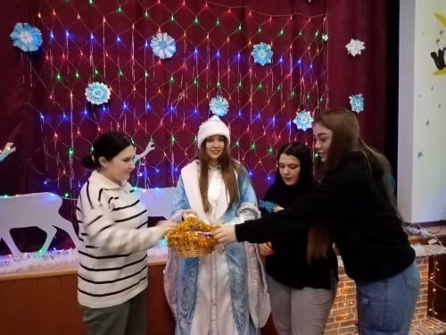 Праздник в домах и клубах продолжается