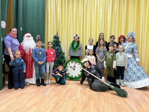 Праздник в домах и клубах продолжается