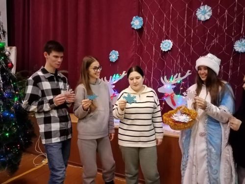 Праздник в домах и клубах продолжается