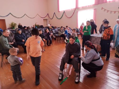 Праздник в домах и клубах продолжается