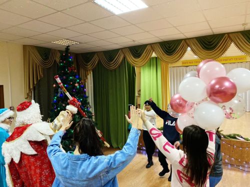 Праздник в домах и клубах продолжается