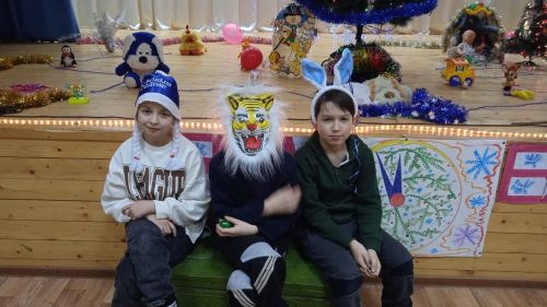 Праздник в домах и клубах продолжается