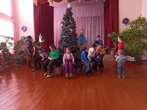 Праздник в домах и клубах продолжается