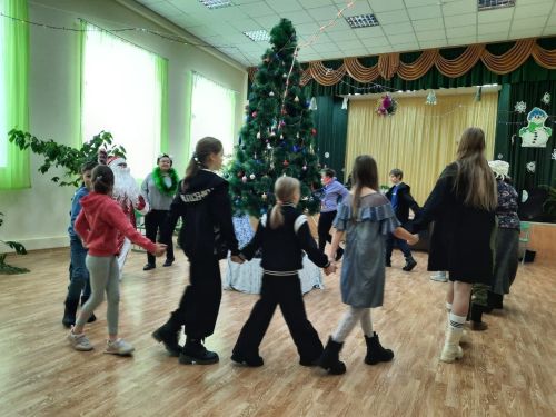 Праздник в домах и клубах продолжается