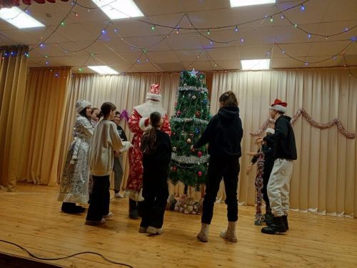 Праздник в домах и клубах продолжается