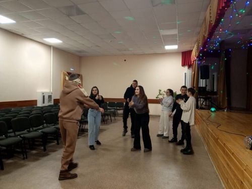 Праздник в домах и клубах продолжается