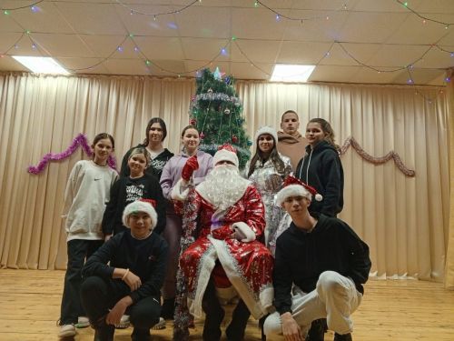 Праздник в домах и клубах продолжается