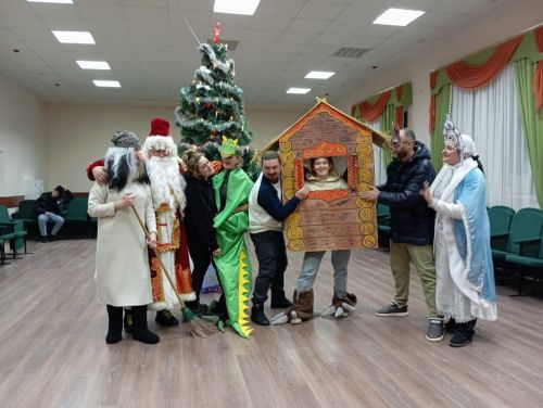 Праздник в домах и клубах продолжается