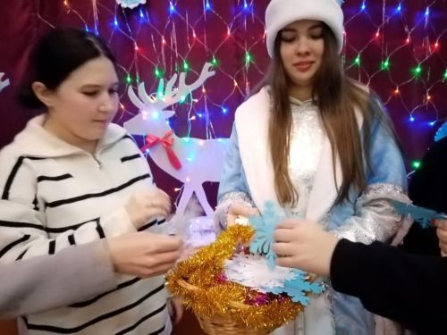 Праздник в домах и клубах продолжается