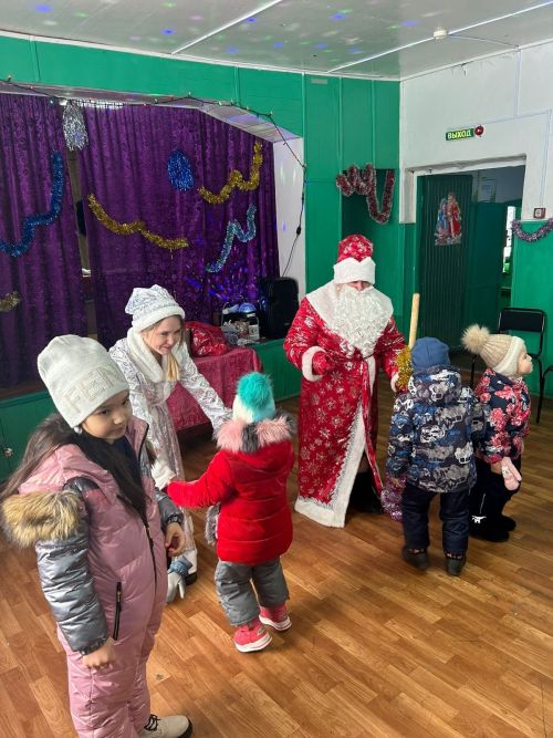 Праздник в домах и клубах продолжается