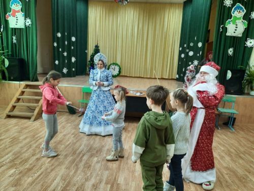 Праздник в домах и клубах продолжается