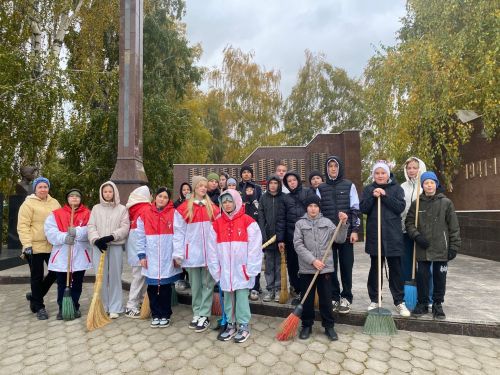 Школьники наводят порядок в парке Победы