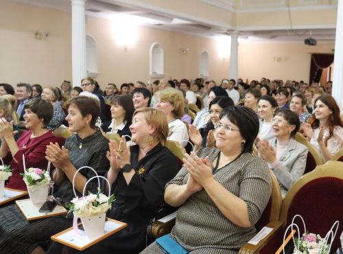 В преддверии праздника в Камском Устье наградили педагогов