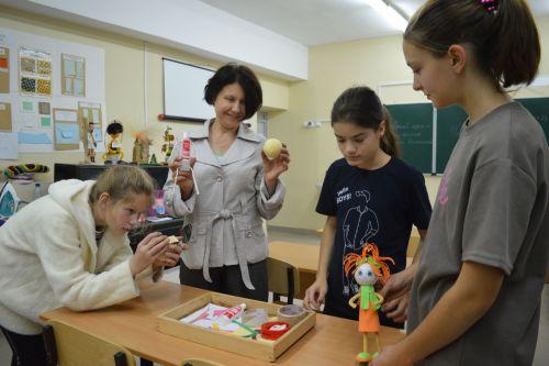 Она создает чудеса и учит этому детей