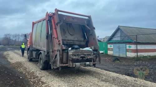 В соседнем районе рабочий погиб под колесами мусоровоза