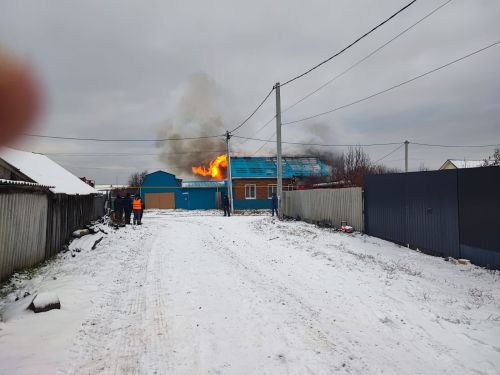 Пожарным в Камском Устье не удается локализовать огонь