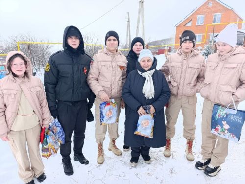 Юнармейцы Рудницкой школы поздравили семьи участников СВО с Новым годом
