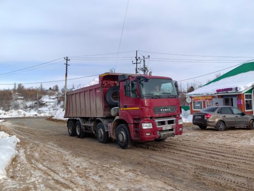 Снег с улиц Камского Устья вывозят ежедневно