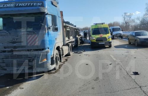 В Татарстане легковушка влетела под стоячую фуру