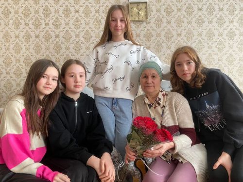 Камско-Устьинские ветераны педагогического труда получили подарки