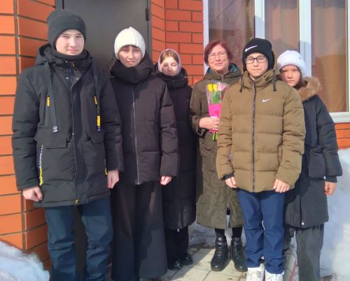 Камско-Устьинские ветераны педагогического труда получили подарки