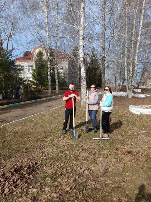 Камско-Устьинские медики вышли на первый субботник