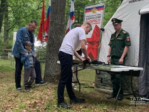 На Сабантуе в Казани развернули мобильный пункт отбора на службу по контракту