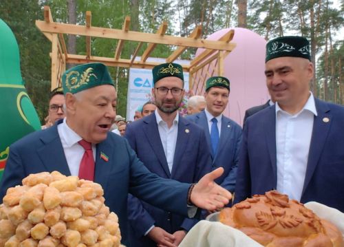 Фарит Мухаметшин посетил Сабантуй на Лебяжьем озере