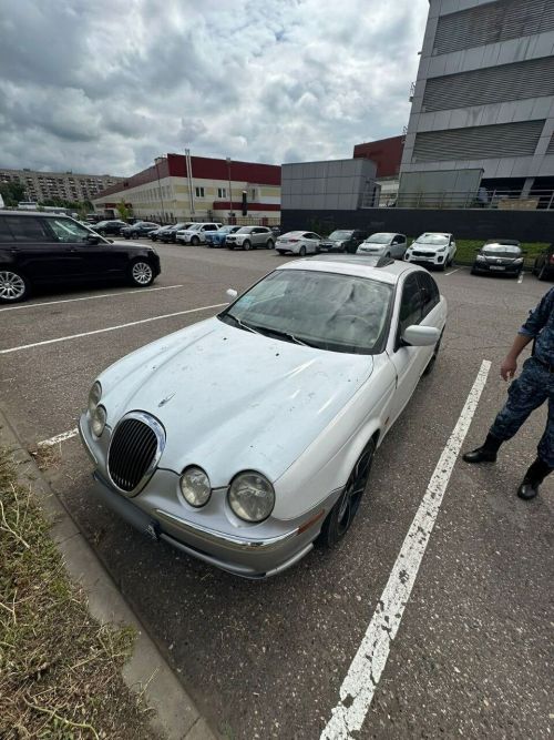 Мужчина выплатил долг, чтобы не потерять Jaguar