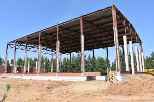Строительство футбольного манежа в Камском Устье завершится до конца года
