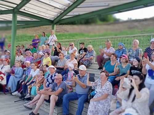 И вновь над Волгой звучала песня