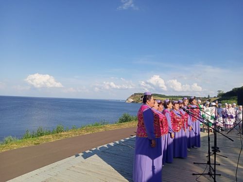 И вновь над Волгой звучала песня