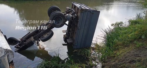 В Буинском районе грузовик вылетел с моста
