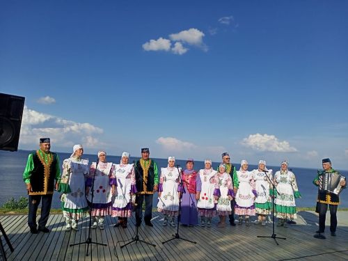 И вновь над Волгой звучала песня