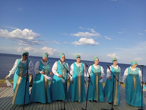 И вновь над Волгой звучала песня