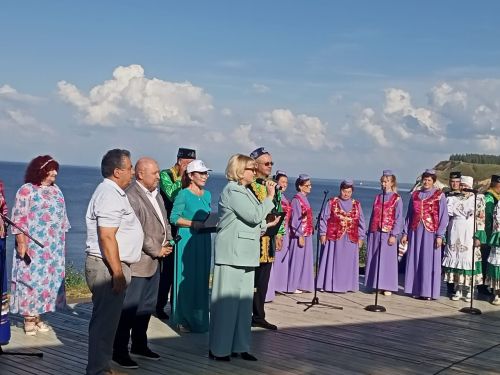 И вновь над Волгой звучала песня